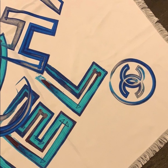 Authentic Chanel Silk Scarf, beautiful design and beautiful colours - Picture 8 of 13